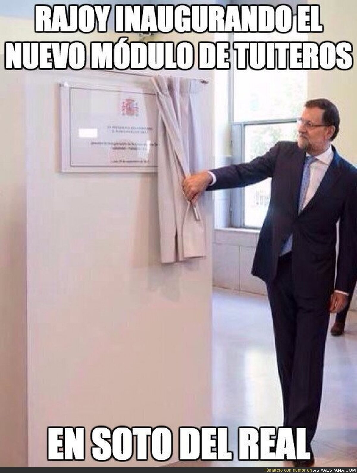 Rajoy inaugurando el nuevo módulo de tuiteros
