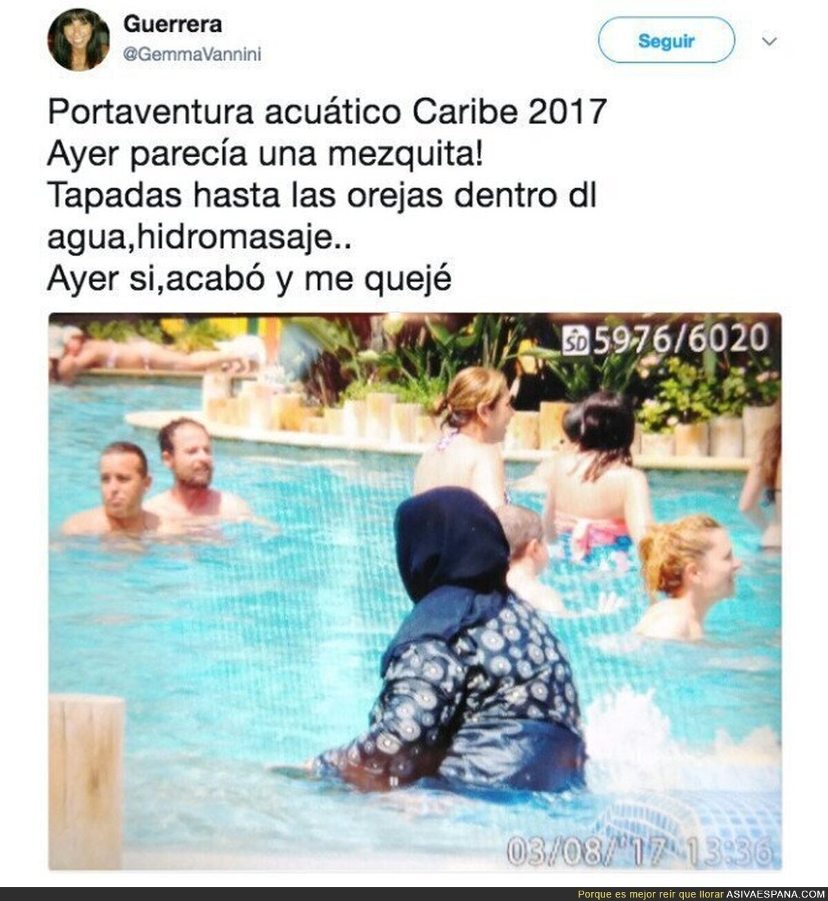 Denuncian esta imagen de una musulmana bañándose totalmente tapada en una piscina