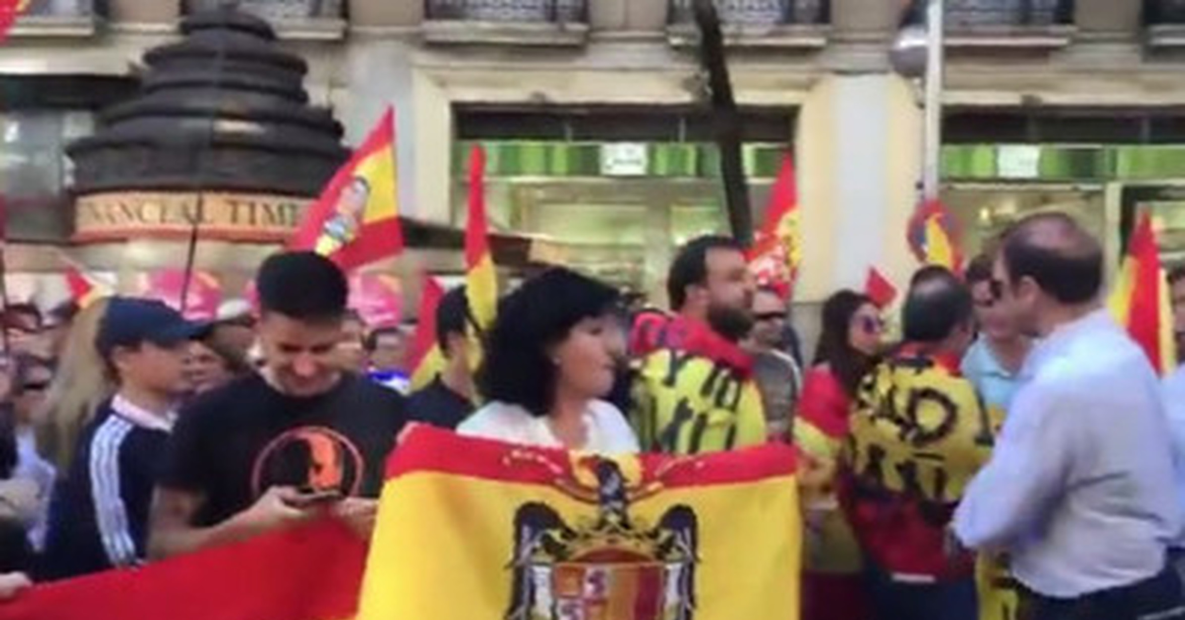 Video Fascistas Y Nazis Siembran El Terror En Barcelona En La Manifestacion Anti Independentista