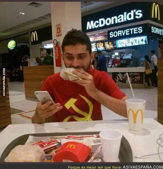 Aquí luchando contra el capitalismo desde el McDonald's mientras lo tuiteo en mi nuevo iPhone