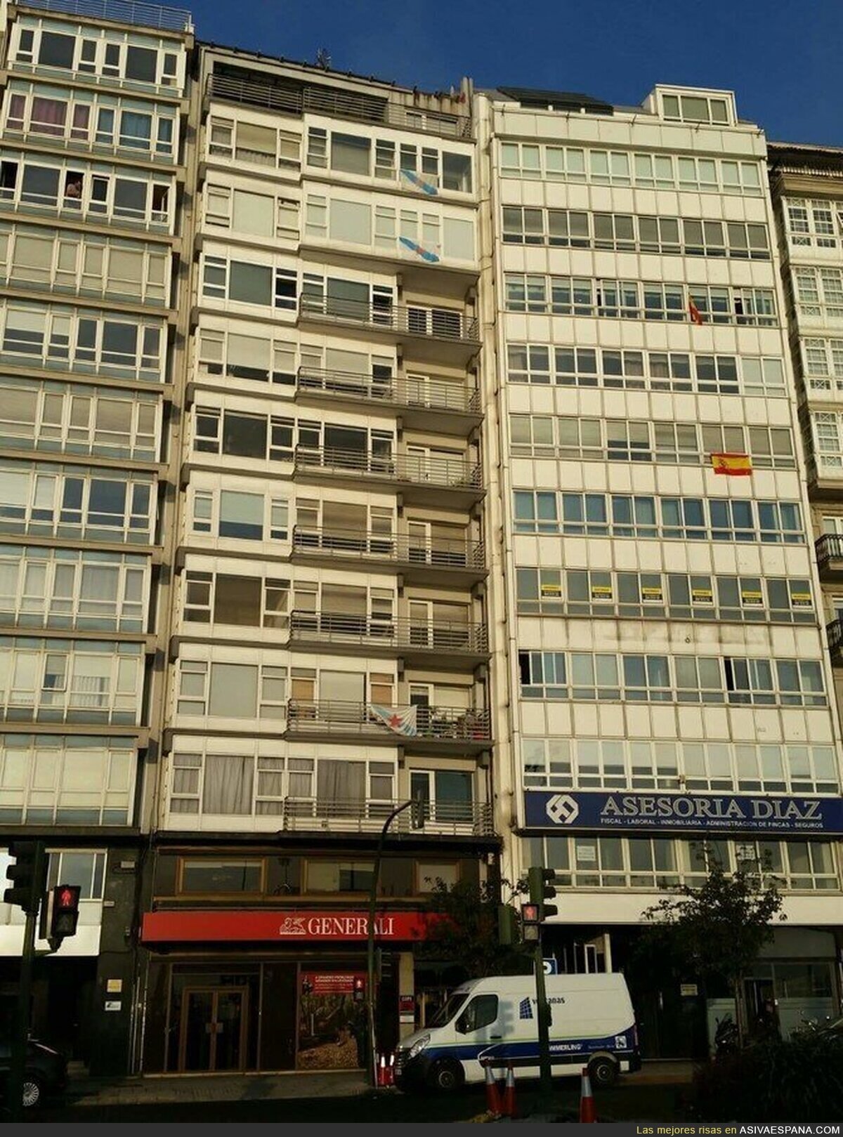 En Coruña definitivamente son diferentes, el edificio con banderas independentistas en el edificio de COPE
