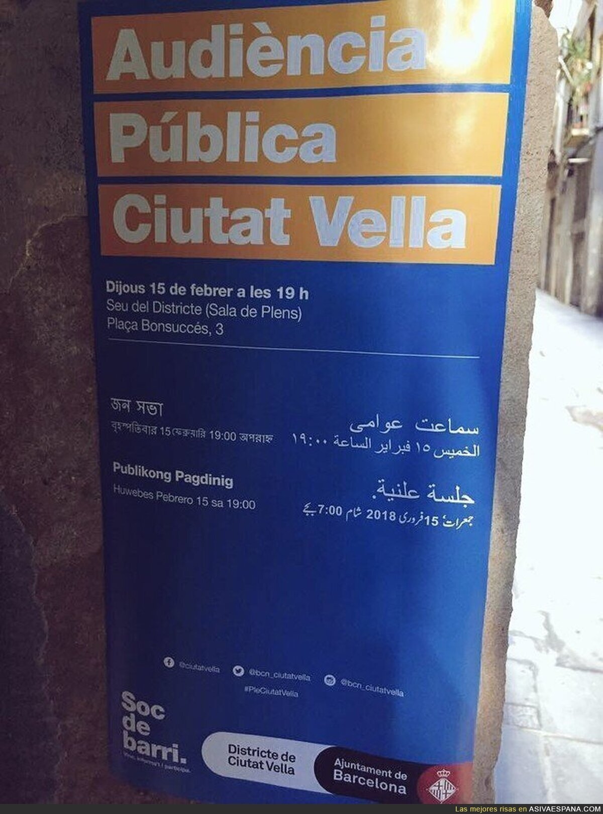 Colau pone un cartel informativo en catalán, árabe, hindi, pero NO en español