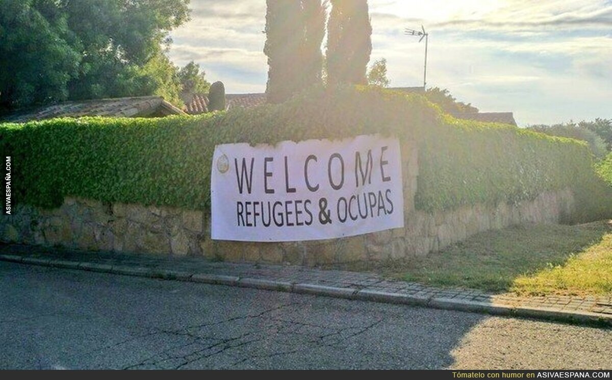 Cañas por España (VOX) coloca cartel "Welcome Refugees" en el chalet de Pablo Iglesias, igual que hicieron ellos en el Ayuntamiento de Madrid