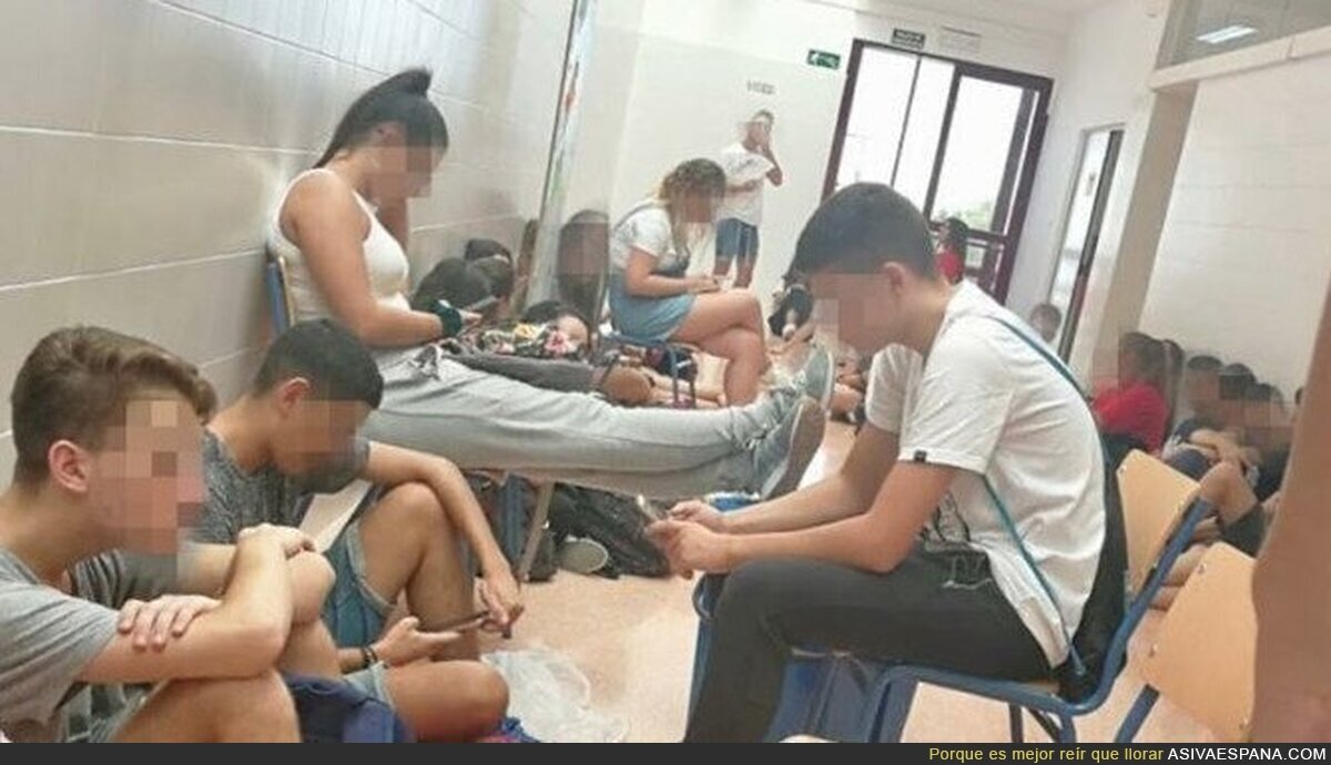 Alumnos de un instituto de Almería dan clases en los pasillos por falta de espacio