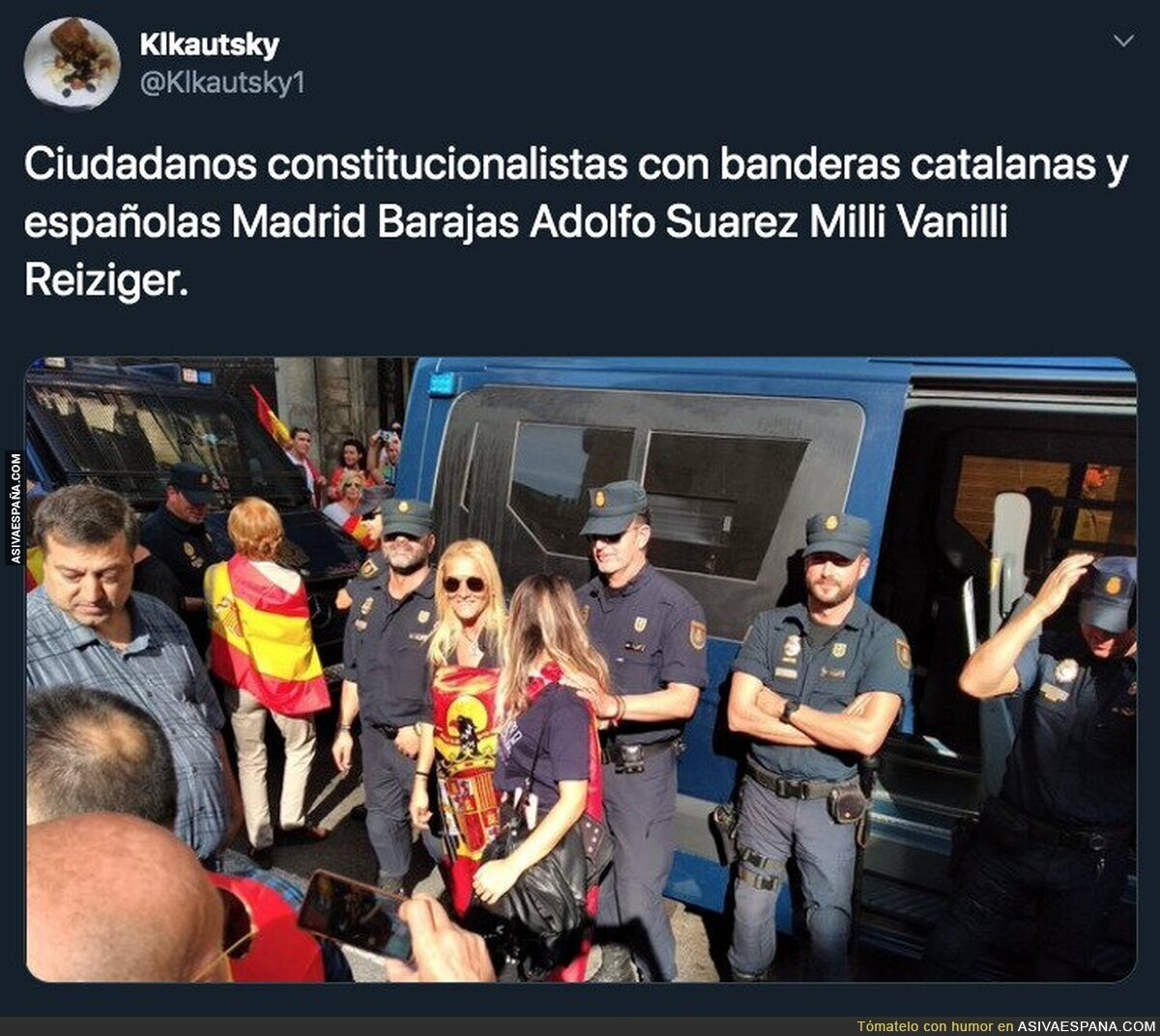 Gran escándalo de varios policías haciéndose fotos con una mujer con una bandera fascista
