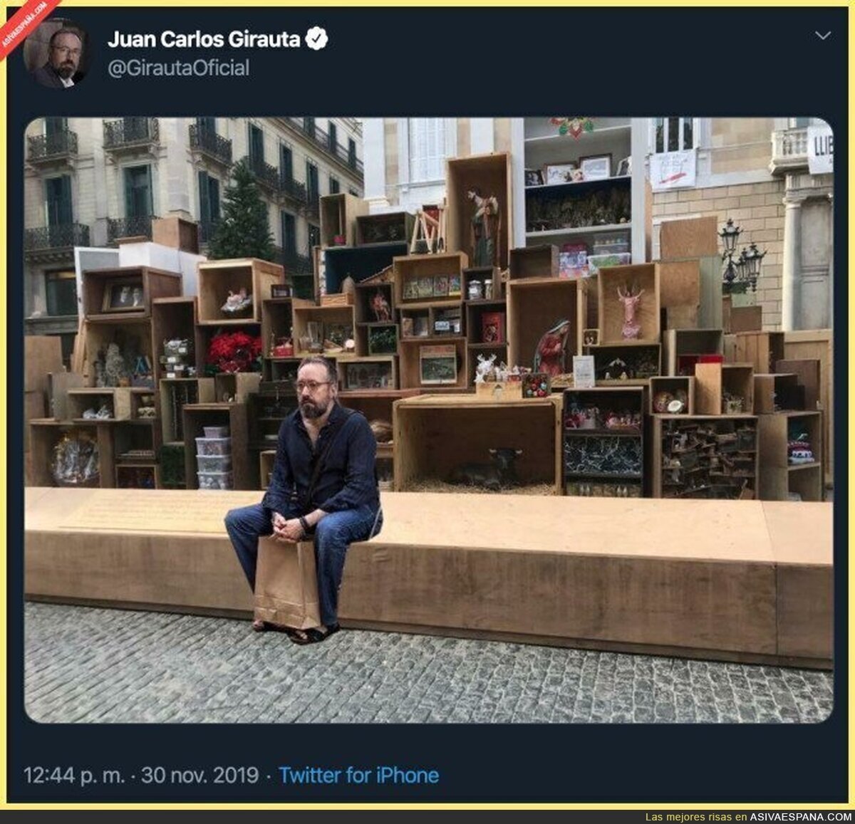 Juan Carlos Girauta sabe reírse de él mismo a la vez burlándose del belén montado en Barcelona