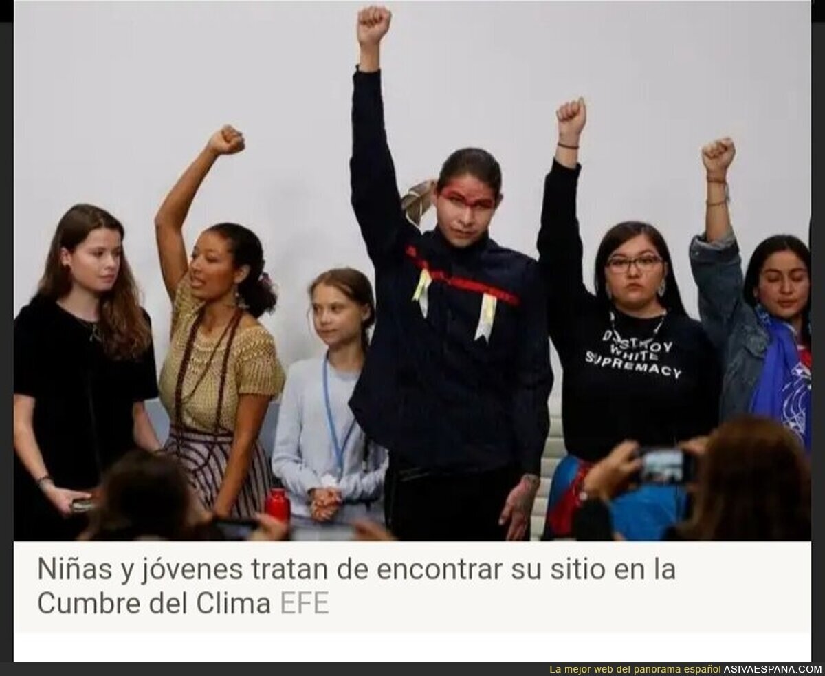 Niños hacen el saludo comunista en la Cumbre del Clima