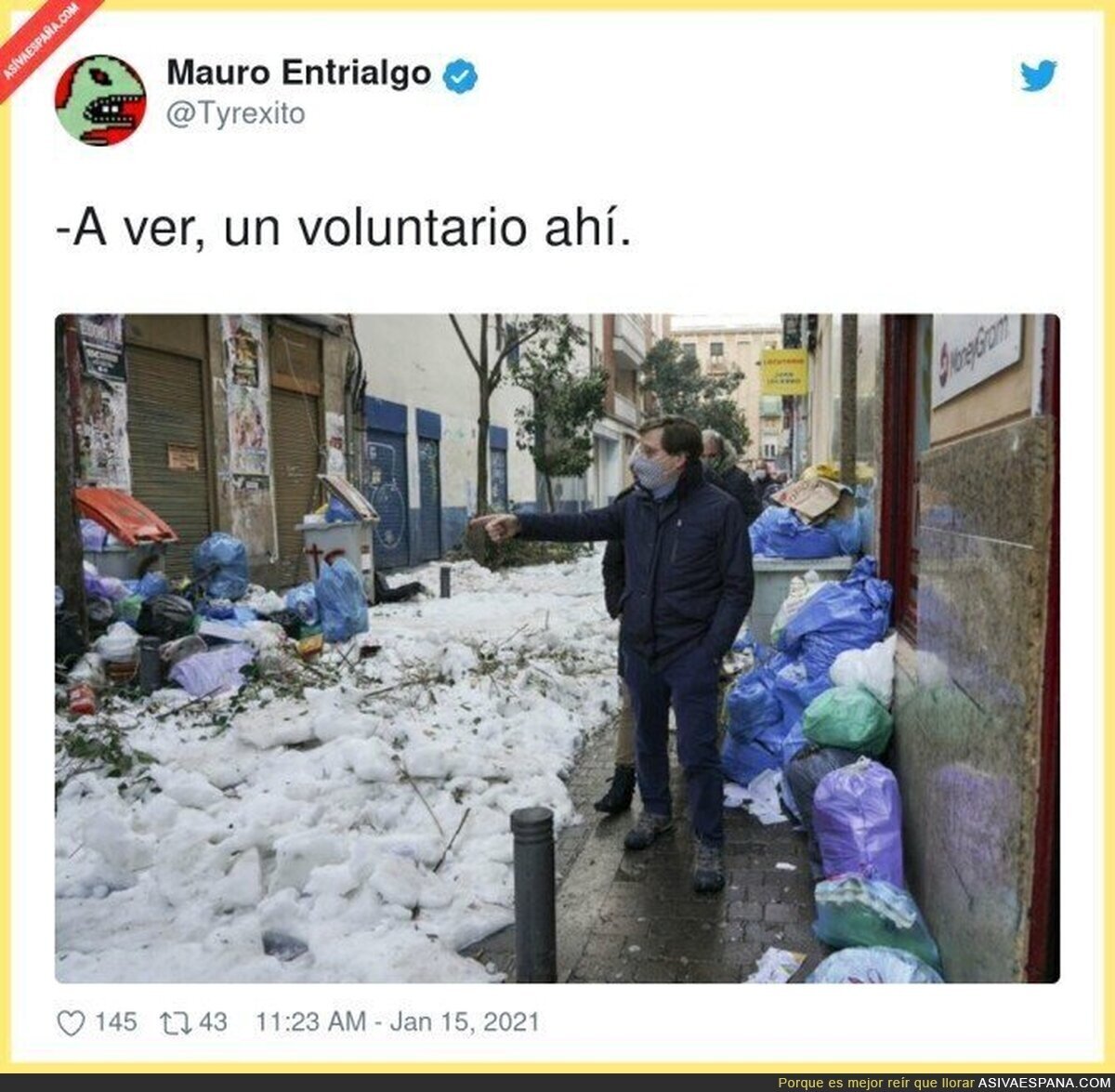 El alcalde entre la basura