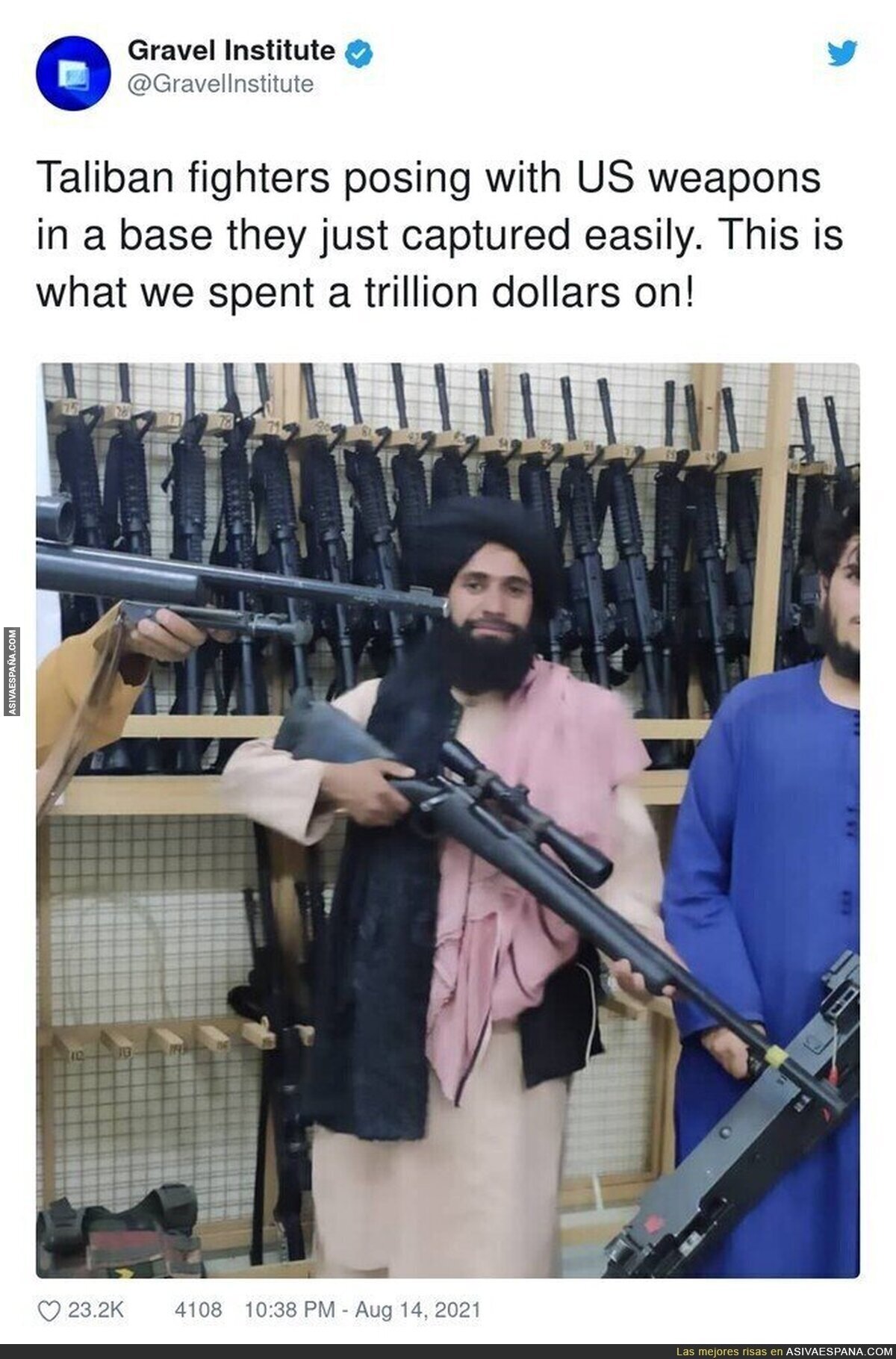 Los talibán posando con las armas estadounidenses