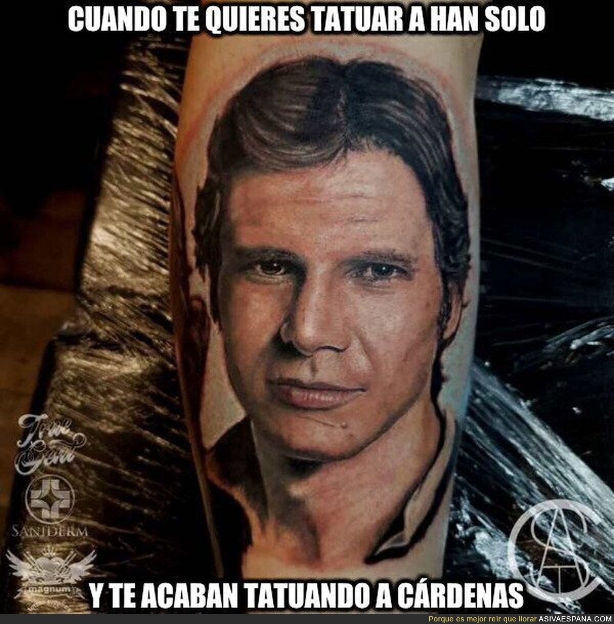 Cuando te quieres tatuar a Han Solo y te acaban tatuando a Cárdenas, por @Siempre_Tommy