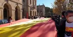 Ciudadanos ha desplegado una bandera de España de 51 metros frente al Parlament catalán. Según Inés Arrimadas es para luchar contra los males del nacionalismo