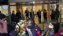 Un hombre llega a Génova con una corona de flores en la que se puede leer: "Pablo Casado siempre te recordaremos". Además, se escuchan gritos de "Casado no, Ayuso sí"