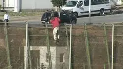 Preocupantes imágenes de la Policía apalizando a una persona que saltaba la valla de Melilla