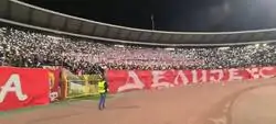 En el campo de futbol del Estrella Roja de Belgrado, en Serbia, hoy los fans mostraron en sus pancartas más de 20 países bombardeados y masacrados por parte de EEUU y la OTAN