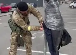 Este es el tipo de tortura que está haciendo algunos energúmenos del ejército ucraniano a la población civil