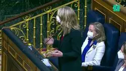 Yolanda D&iacute;az, a Macarena Olona (Vox): "Hay una medida de su programa que usted puede cumplir. Dicen que quieren acabar con la financiaci&oacute;n p&uacute;blica de los partidos pol&iacute;ticos. Tienen una buena ocasi&oacute;n para devolver los 10 millones de euros que cada a&ntilde;