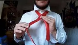 La triste historia detrás de un manual de youtube para aprender a hacerse el nudo de la corbata