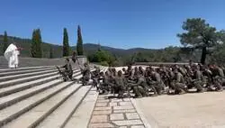 Militares españoles recibiendo bendiciones en el mausoleo fascista del Valle de los Caídos