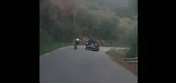 El video de este ciclista que circula de forma temeraria por la carretera y acaba en sorpresa está dando vueltas al país