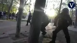 Ésto de ayer en Vallecas es un policía antidisturbios lanzando una piedra a los manifestantes.  O sea un agente del orden público.