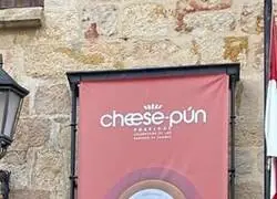 Que el eslogan en la feria del queso de Zamora sea "Cheese-pun" me parece simplemente genial, por @memes_zamora