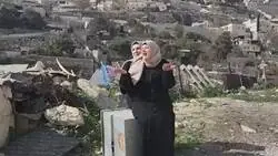 Mujeres palestinas lloran por la demolición de su vivienda por excavadoras israelíes en la ciudad ocupada de Jerusalén