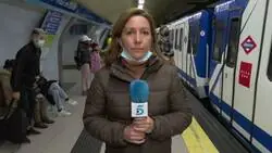 El surrealista directo en Informativos Telecinco en el Metro donde el cámara se queda encerrado