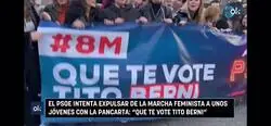 El PSOE intenta expulsar de la marcha feminista unos jóvenes con la pancarta:"Que te vote Tito Berni"
