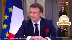 Pillan a Macron quitándose su reloj de 80.000 euros debajo de la mesa en plena entrevista en televisión