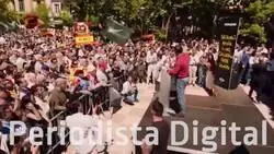 Santiago Abascal soltando el bulo de que Obama entró con 20 coches por el centro de Barcelona al concierto de Bruce Springsteen