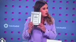 Alejandra Jacinto ha querido regalar un libro a Ayuso y se ha ofendido mucho