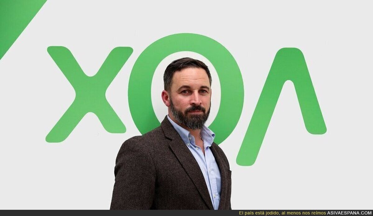 Abascal posando con el nuevo logo de VOX al revés, por @VictorEleDe