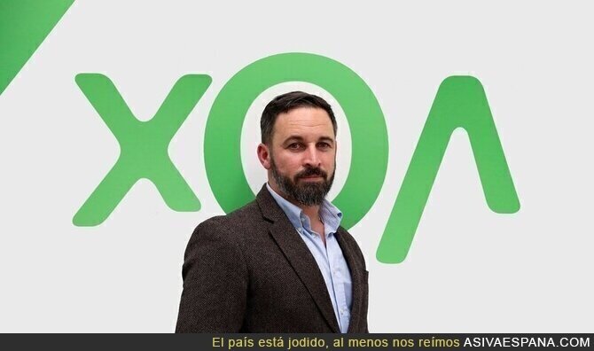 Abascal posando con el nuevo logo de VOX al revés, por @VictorEleDe