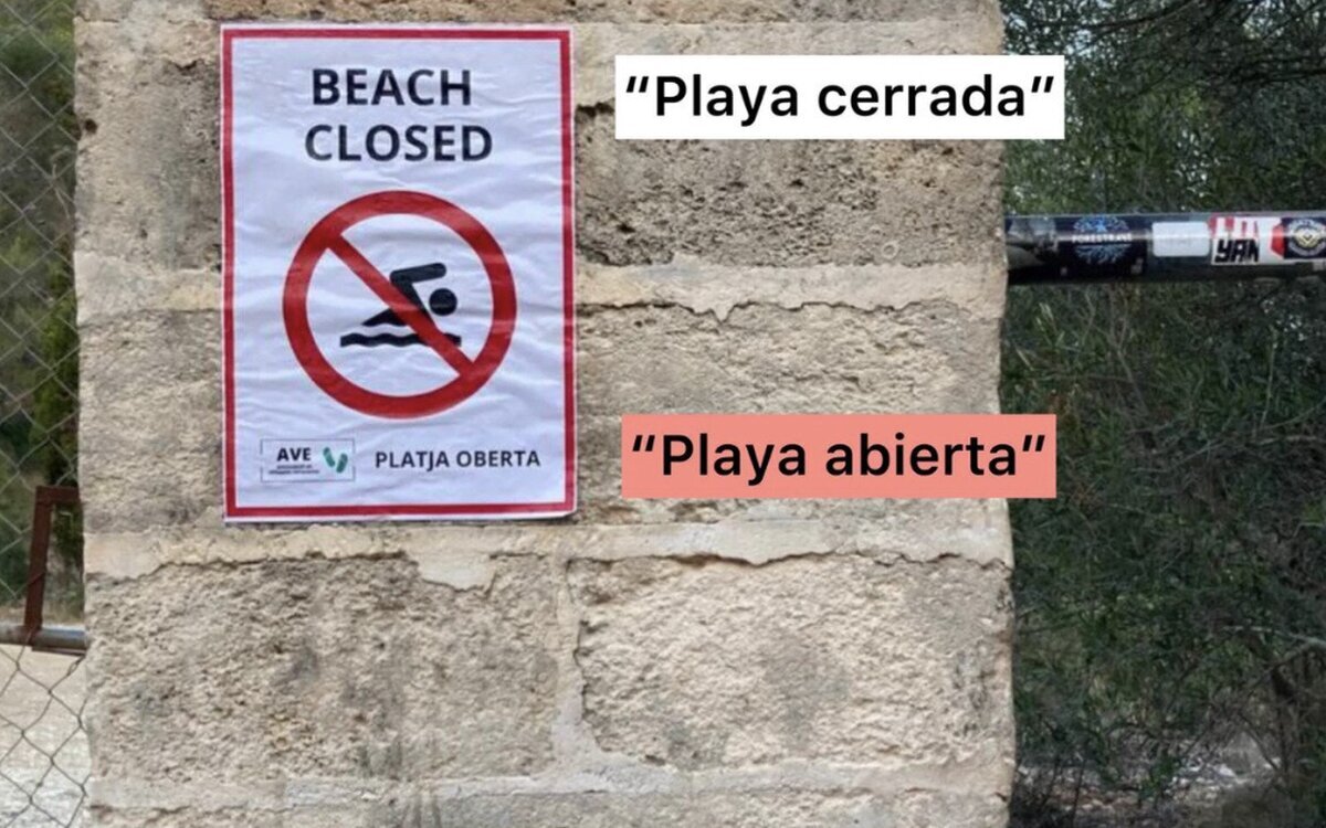 Algunos de los carteles que los mallorquines han puesto para espantar a los guiris de las playas