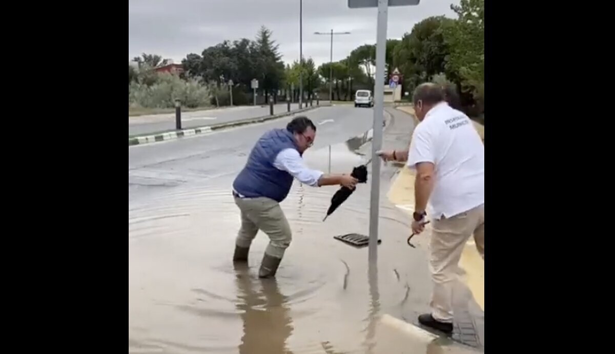 Surrealista: el Alcalde de Boadilla del Monte se hace el héroe con un paraguas