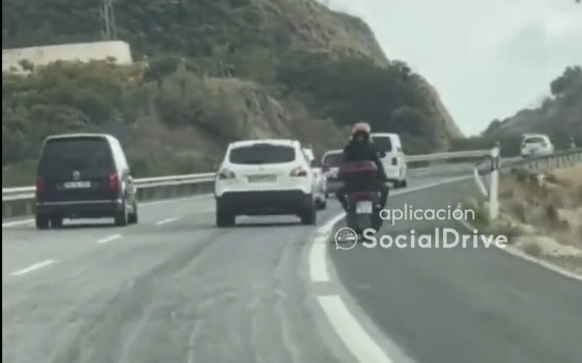 Graban como una moto hace eses por la autovía y choca contra el quitamiedos en la A7 de Málaga