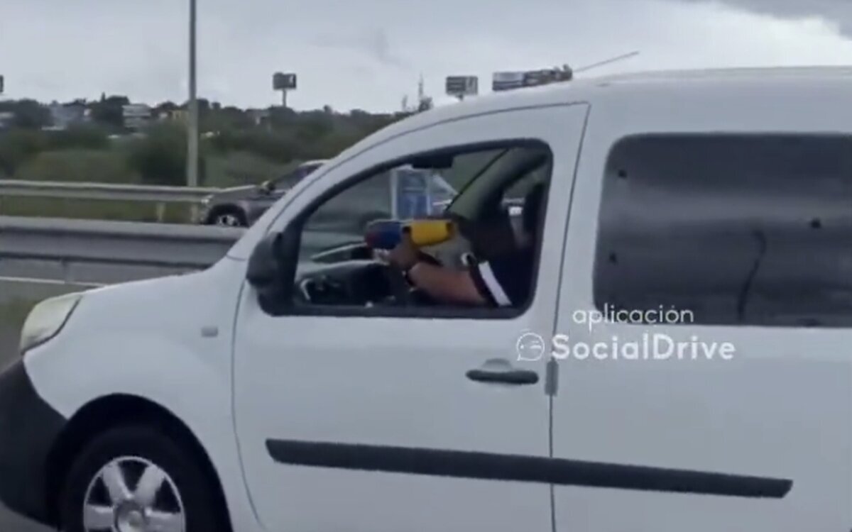 Tremendo: graban a un individuo tocando la güira colombiana en un coche