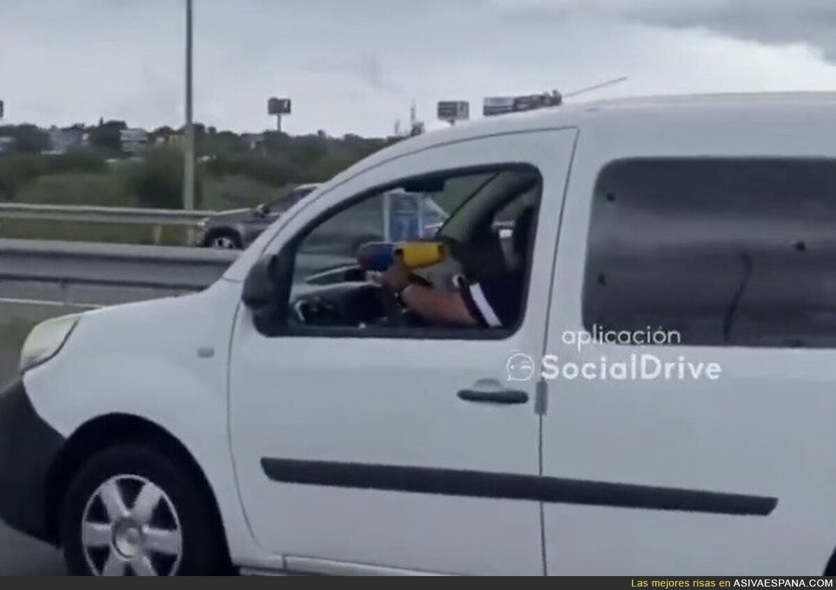 Tremendo: graban a un individuo tocando la güira colombiana en un coche