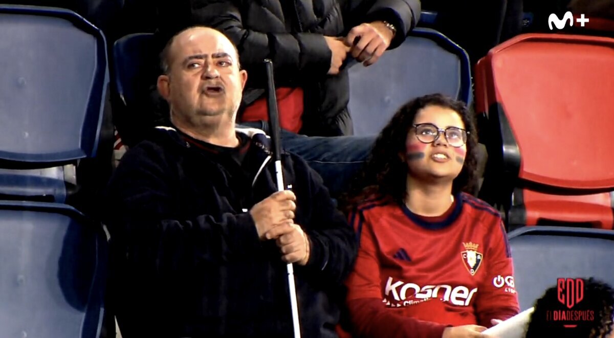 Captan este bonito momento donde una hija acompaña a su padre ciego a ver el fútbol