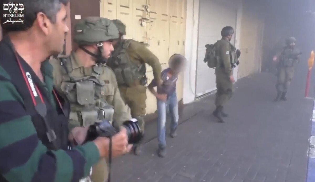 Así tratan las fuerzas militares de Israel a un niño palestino