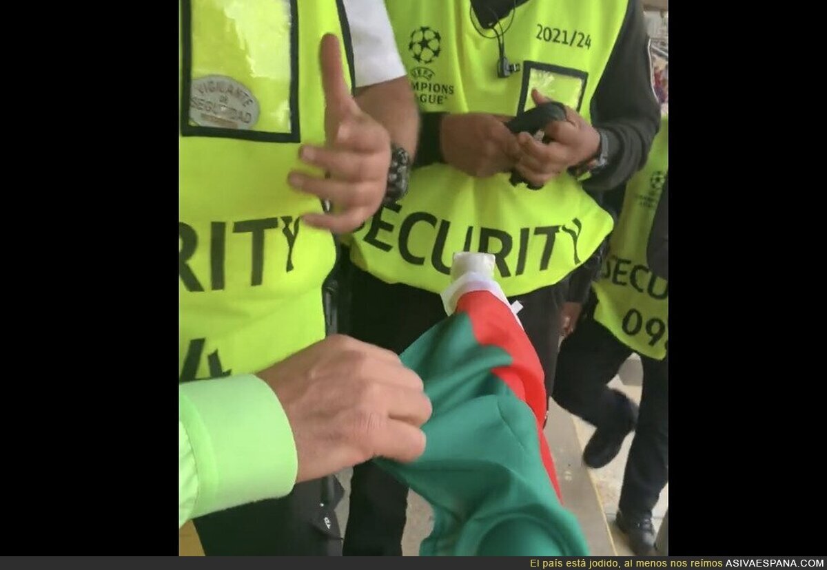 La seguridad del Barça retira banderas de Palestina en Montjuic