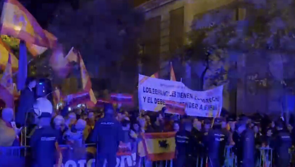 Los manifestantes de Ferraz entontan el "Que te vote Txapote"