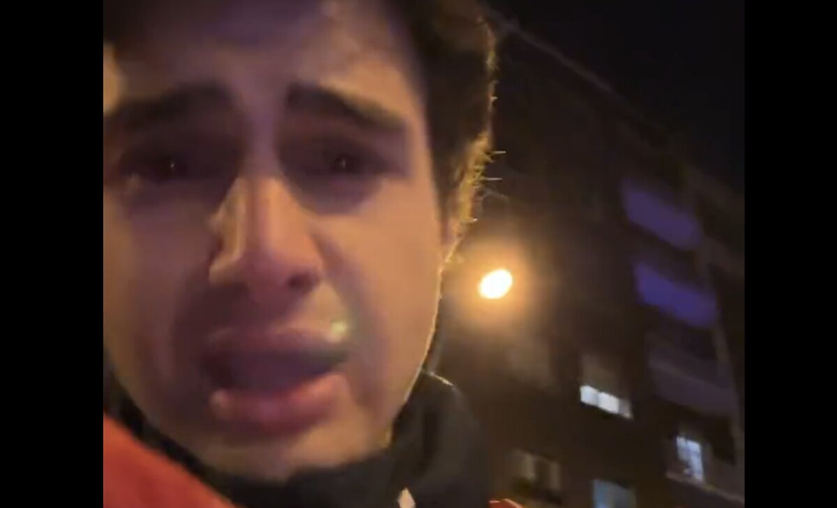 A este cayetano le cae gas lacrimógeno de la policía y sale llorando en redes sociales