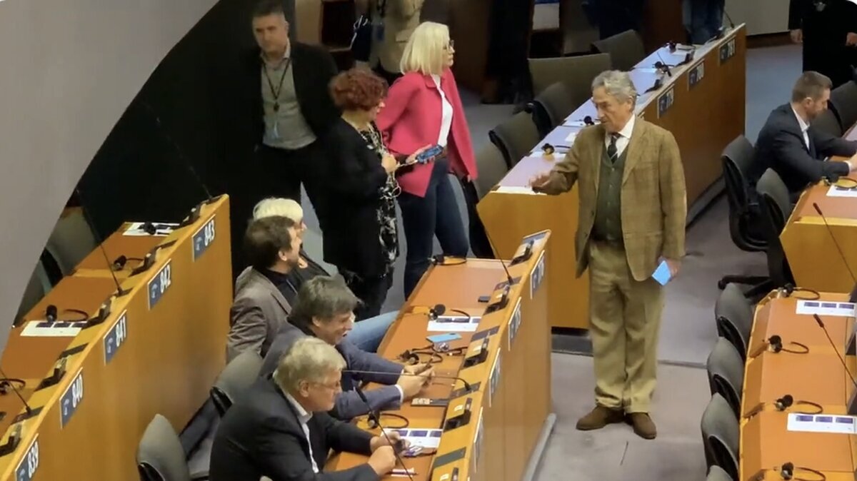 Hermann Tertsch 'se encara' con Puigdemont en el Parlamento Europeo