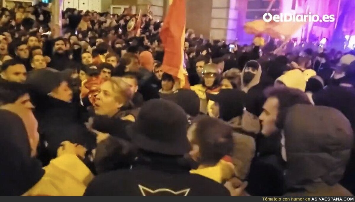 Los manifestantes de derechas se pelean entre si en Ferraz