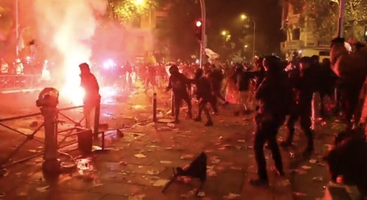 La brutal violencia que se ve en esta escena contra los antidisturbios en la Calle Ferraz