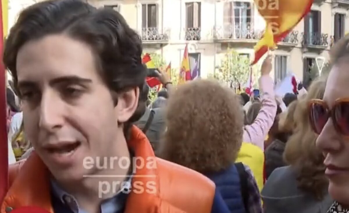 Madre e hijo acuden totalmente indignados a la manifestación contra Pedro Sánchez