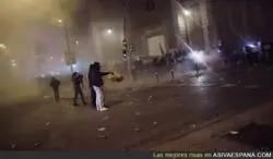 Polémica por estos policías disparando pelotas de goma a unos jóvenes