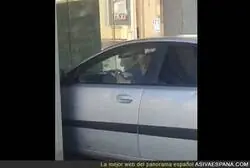 La surrealista escena de este hombre estampando su coche contra un Caixabank