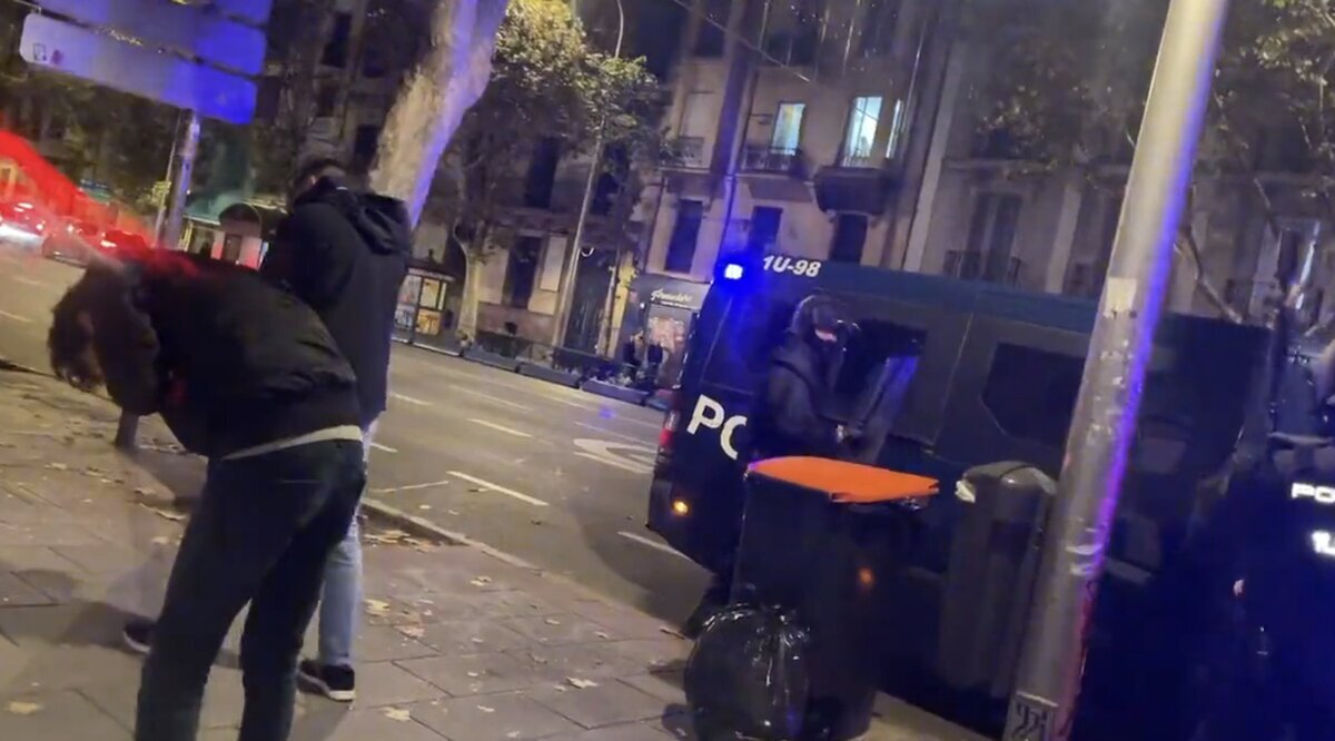 Así ha neutralizado la Policía a un manifestante en la Calle Ferraz